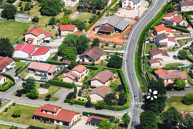 法国奥弗涅-罗纳-阿尔卑斯地区安布罗内镇的鸟瞰图，街道和带有院子的房屋图片素材