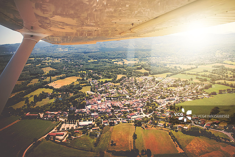 夏季法国安布罗奈村庄鸟瞰，村庄里有著名的修道院和教堂图片素材