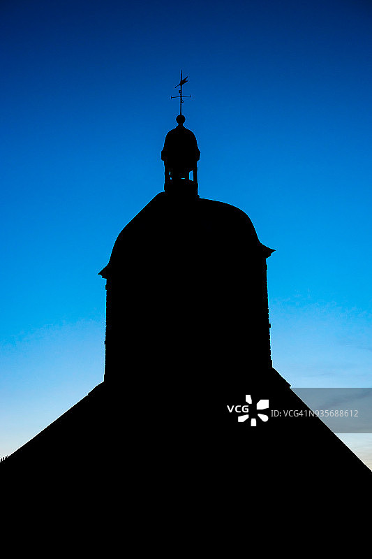 法国韦泽莱，蓝天背景下的古老教堂轮廓图片素材