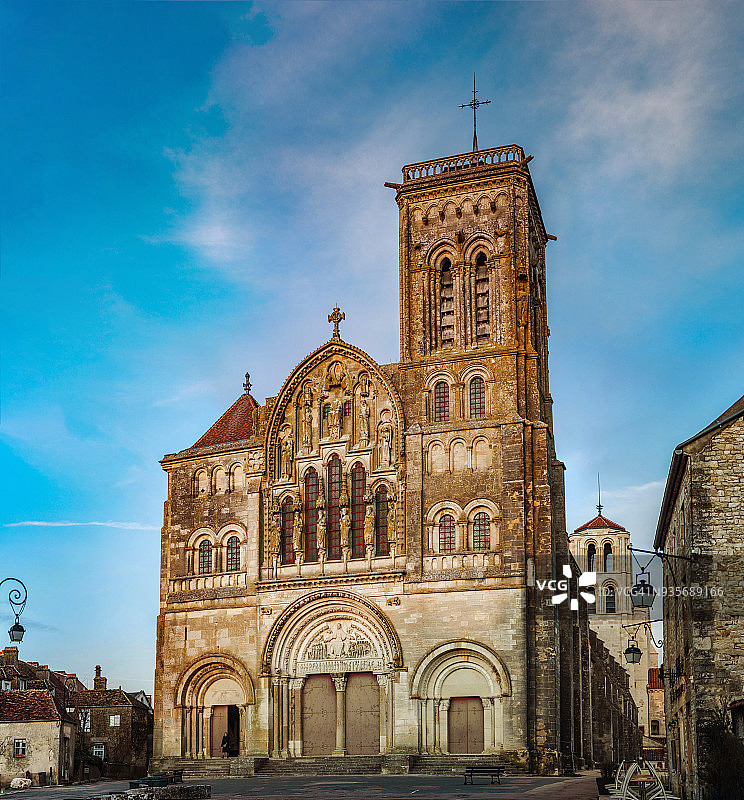 勃艮第韦泽莱的教堂，日落时分图片素材