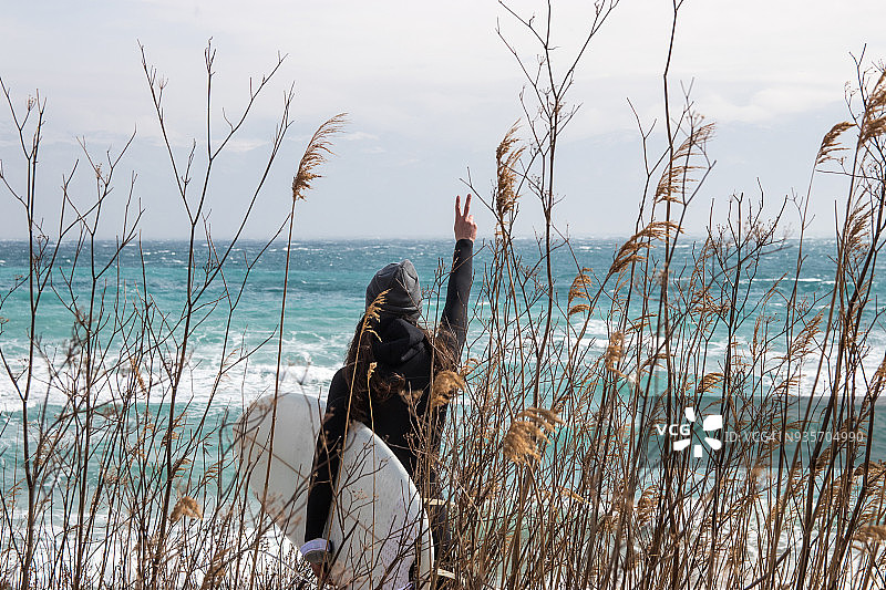 快乐的冲浪女孩图片素材