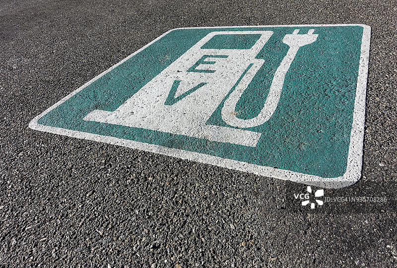 停车场内的电动汽车充电位图片素材