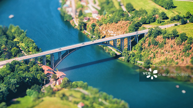 法国艾因河乡村夏季小混凝土桥梁鸟瞰图片素材