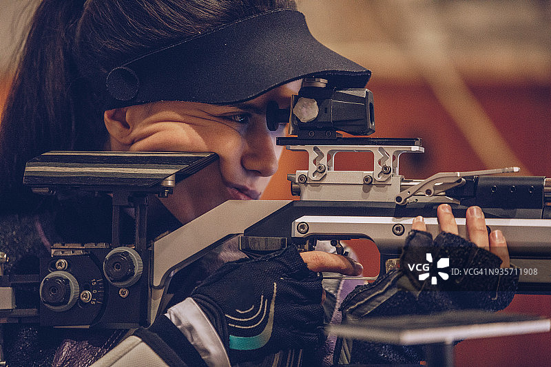 射击场上的女人图片素材