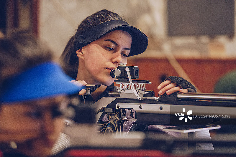持步枪的女士图片素材