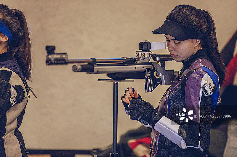 年轻女人在射击场射击图片素材