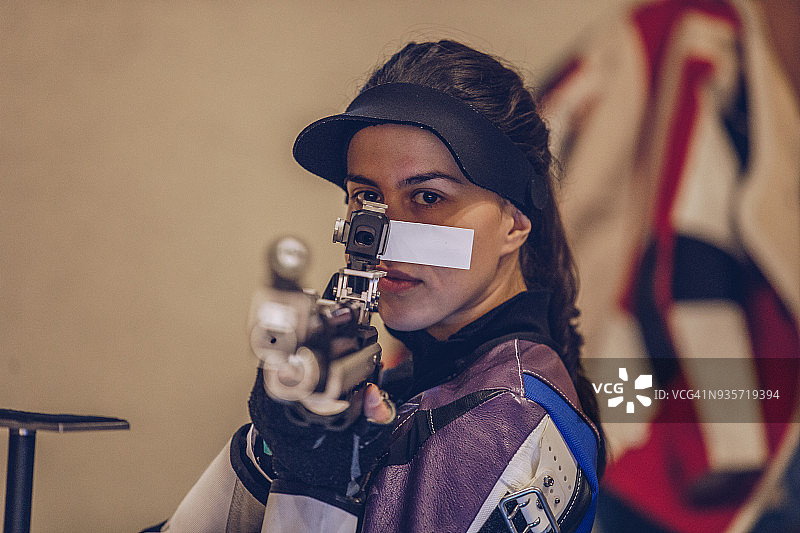 射击场上的美丽女人图片素材