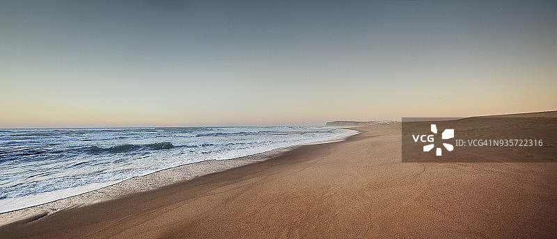 葡萄牙黎明时分的海滩和海洋全景图片素材