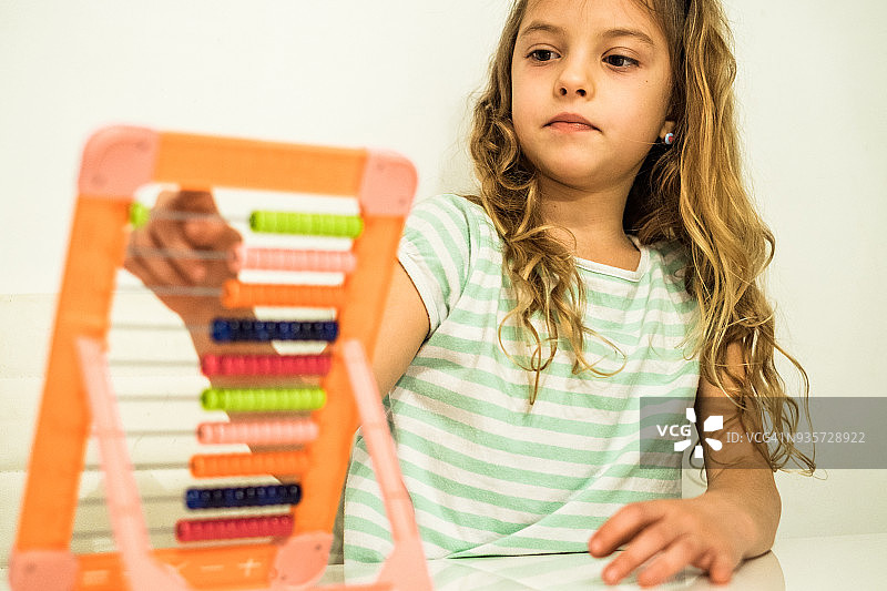 女孩学用算盘计数图片素材