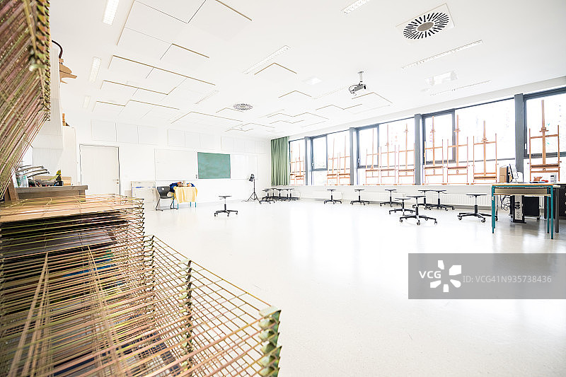 现代空旷的欧洲学校美术教室图片素材
