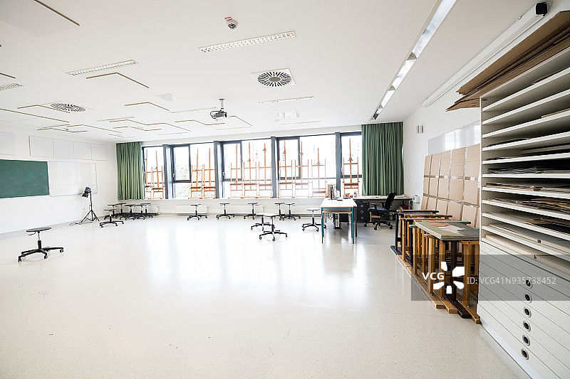 现代空旷的欧洲学校美术教室图片素材