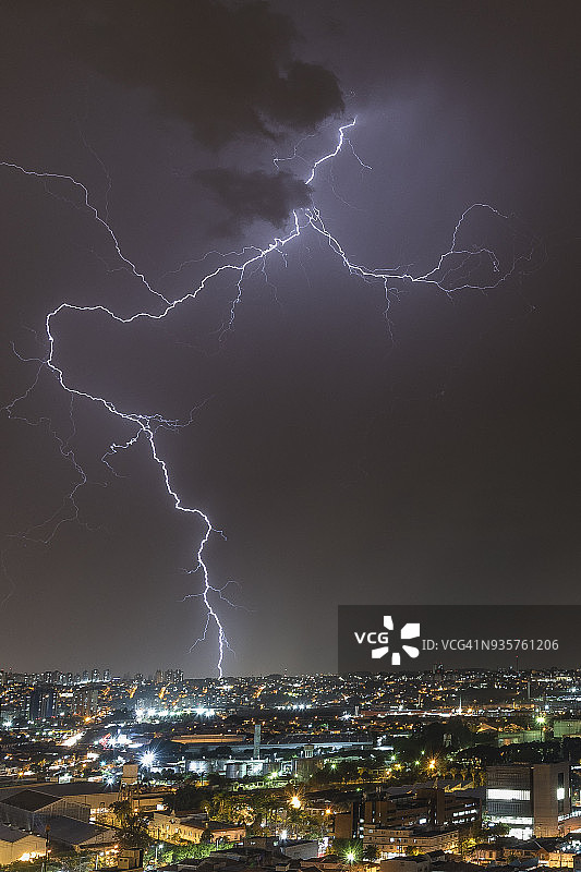 雷雨之夜的光线图片素材