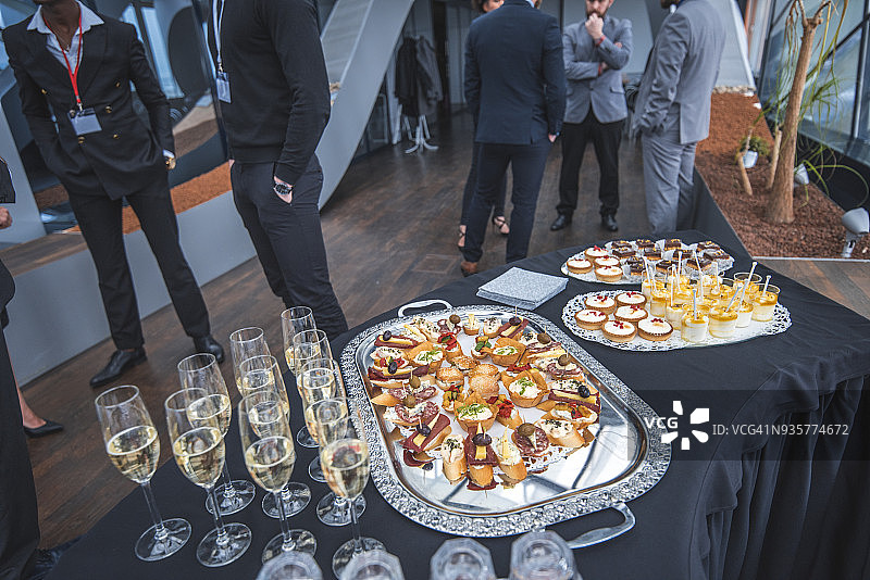 休息期间交谈的商人图片素材