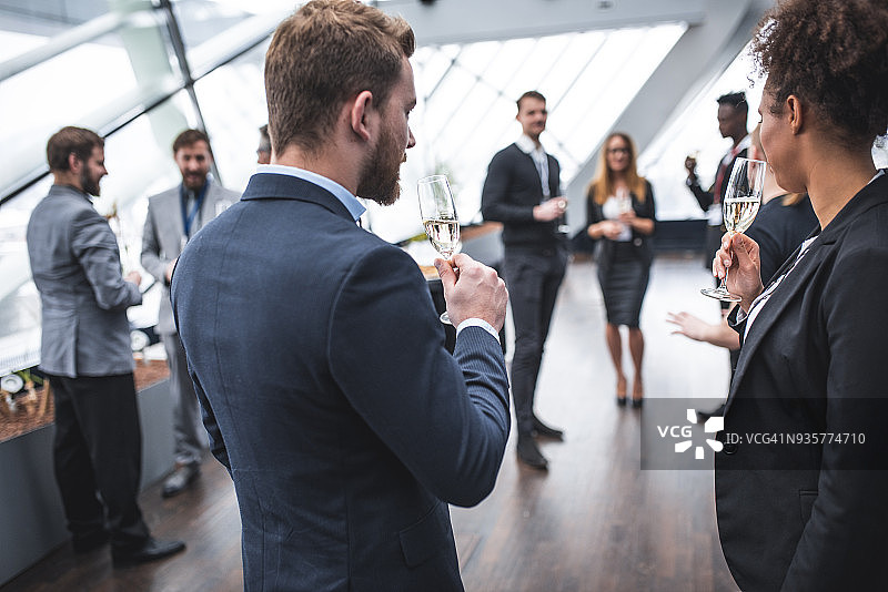 商人们和女商人休息时喝香槟图片素材