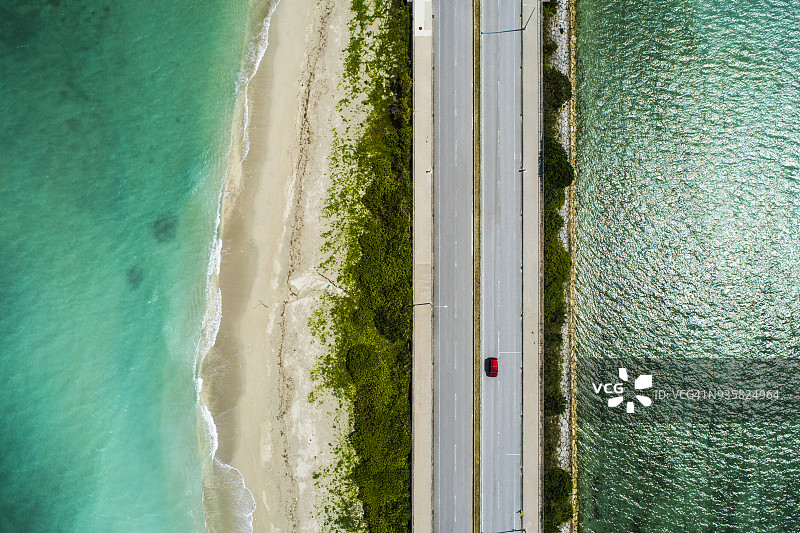 蓝色大海与公路的航拍景色图片素材