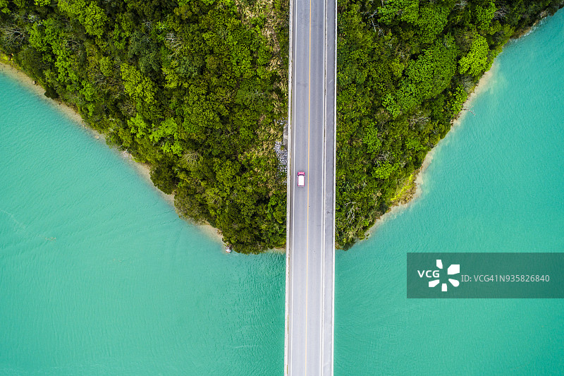 清澈的海洋和桥梁航拍图片素材