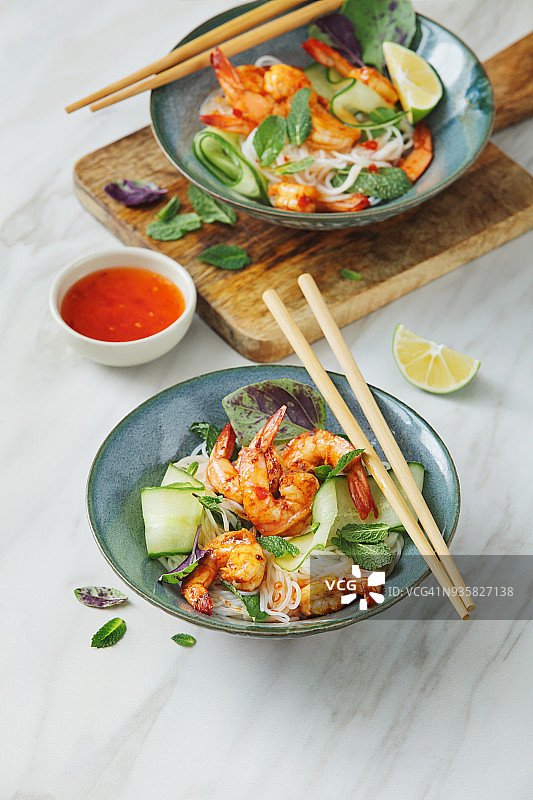 鲜虾面条沙拉配辣椒和酸橙调味料图片素材