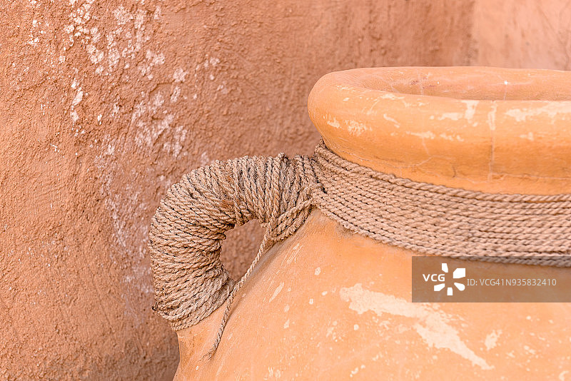 阿拉伯风格的陶制储水罐图片素材