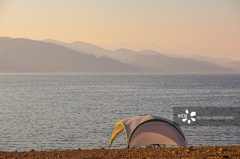 山间湖畔的简易避难所图片素材