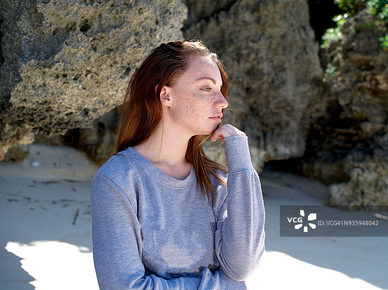 海滩上的女人肖像图片素材