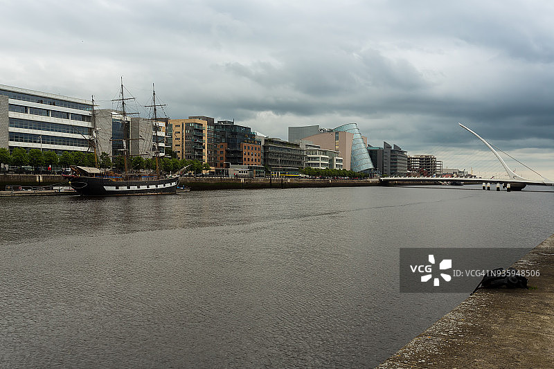 都柏林塞缪尔·贝克特桥和利菲河城市天际线（爱尔兰都柏林）图片素材