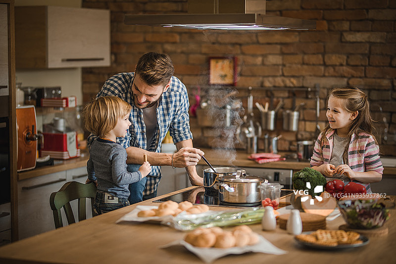 厨房里父亲最可爱的帮手！图片素材