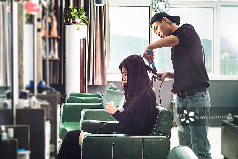 理发师为顾客服务图片素材