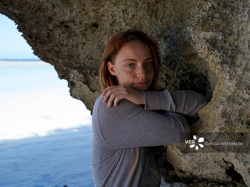 海滩上的女人肖像图片素材