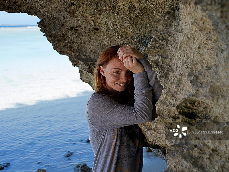 海滩上的女人肖像图片素材