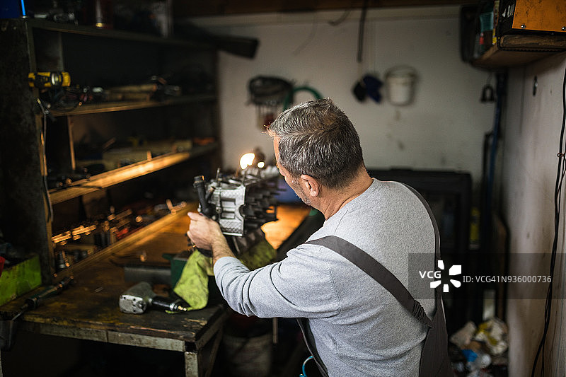 技工重建发动机曲轴图片素材