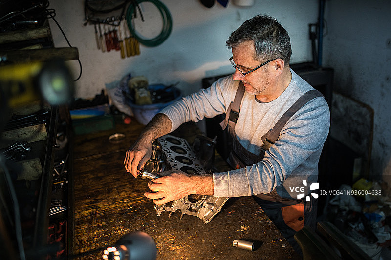 汽车发动机维修图片素材