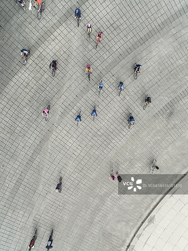 人们在街上骑自行车图片素材