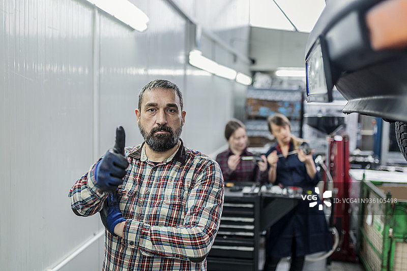 他对自己的工作充满信心图片素材