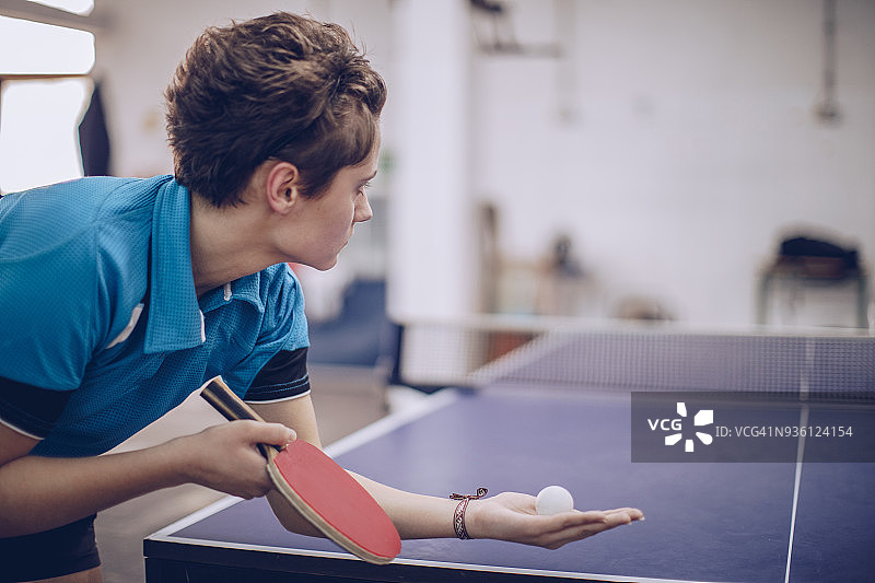 训练乒乓球的女孩图片素材