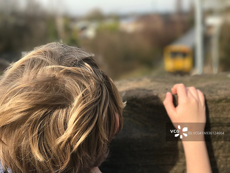 孩子观看火车图片素材