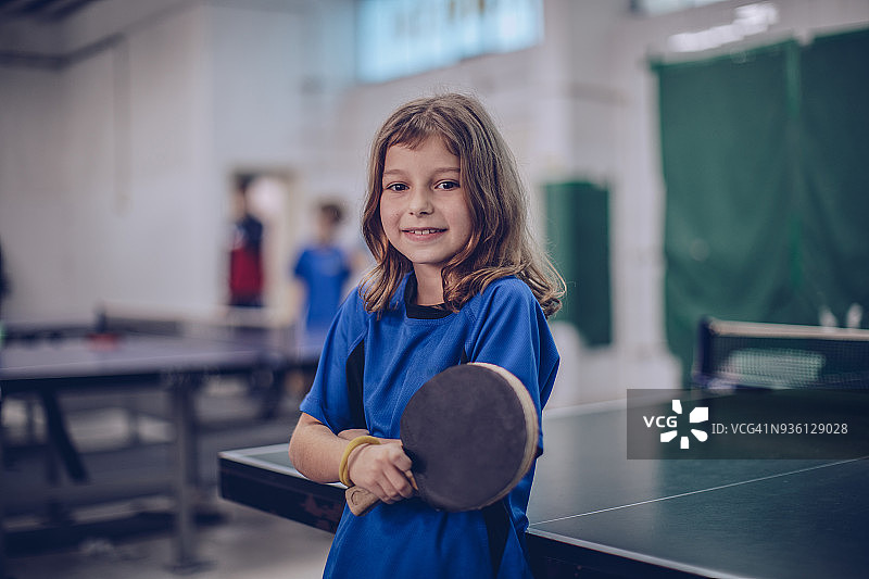 打乒乓球的年轻女孩图片素材