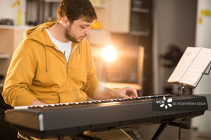 开始演奏乐器，永不嫌晚图片素材