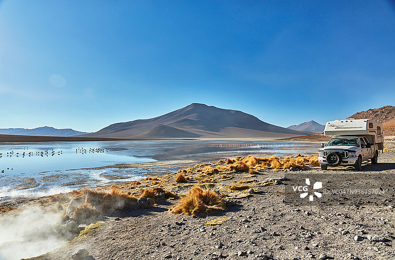 穿越玻利维亚奥鲁罗查尔维里景观的休闲车图片素材