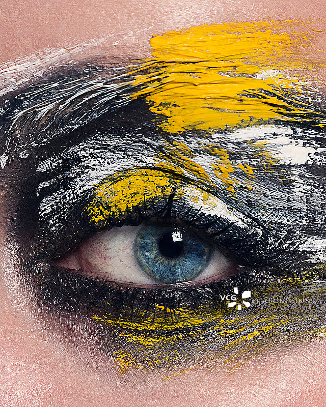 蓝眼睛彩绘面部女性眼部特写工作室肖像图片素材