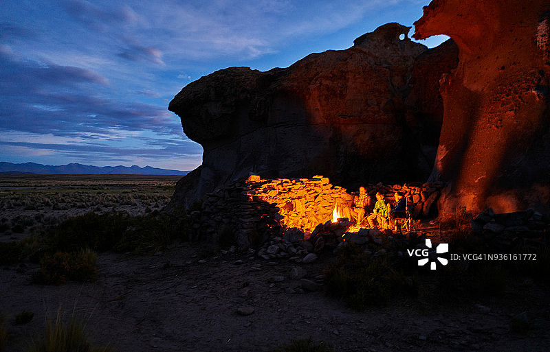 傍晚时分，母亲和儿子们坐在篝火旁，奥鲁罗，玻利维亚，南美洲图片素材