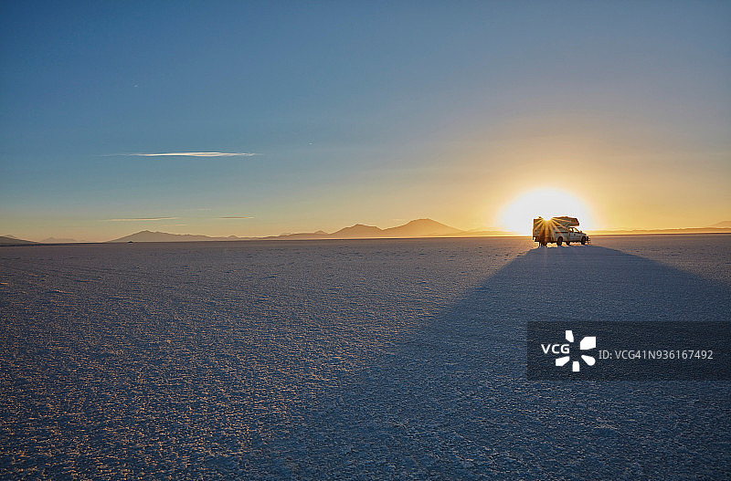休闲车穿越乌尤尼盐沼，玻利维亚图片素材