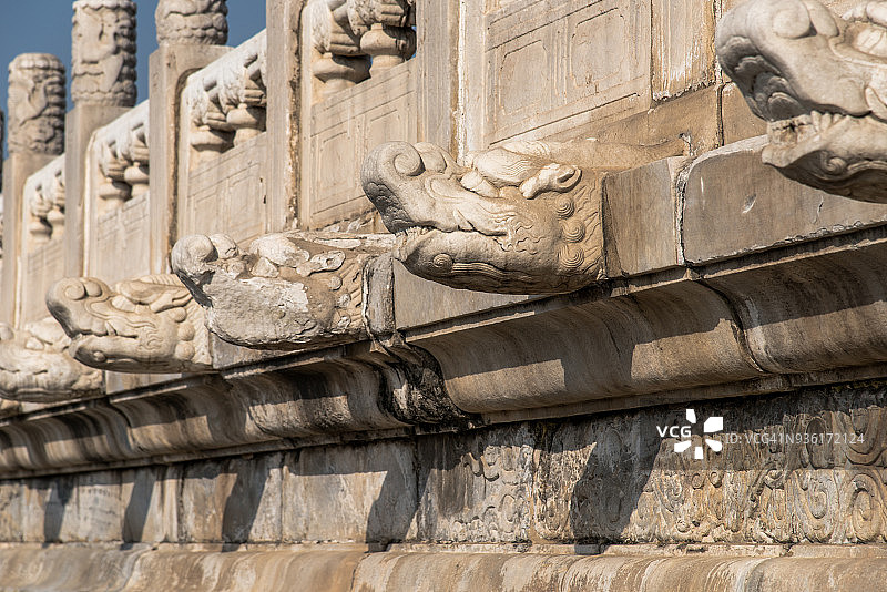 北京故宫的龙头排水口图片素材