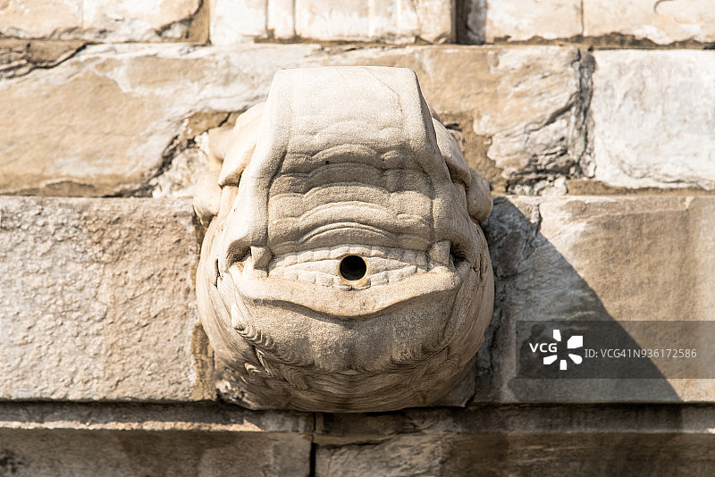 北京故宫的龙头排水口图片素材