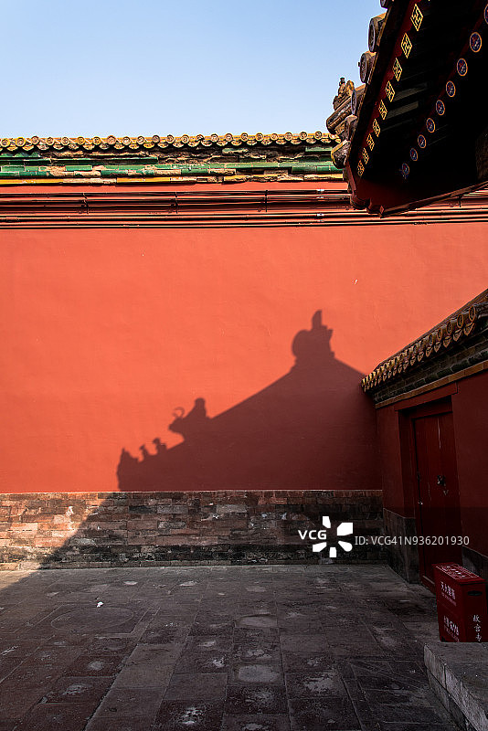 阳光明媚的北京故宫古建筑墙壁图片素材