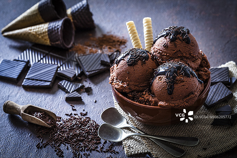 玻璃杯中的巧克力冰淇淋图片素材
