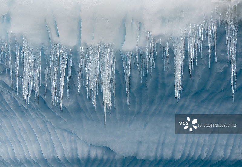 南极洲，融化冰山上的冰柱图片素材