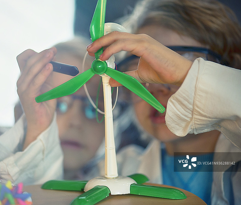 修理风力涡轮机图片素材