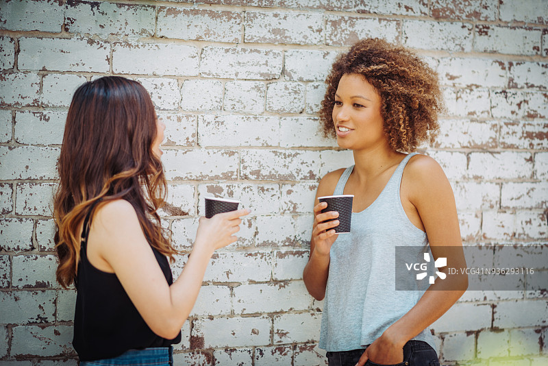 朋友在户外喝咖啡或茶图片素材