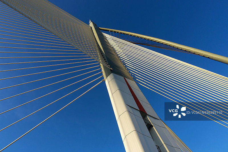 蓝天下的悬索桥电缆细节图片素材
