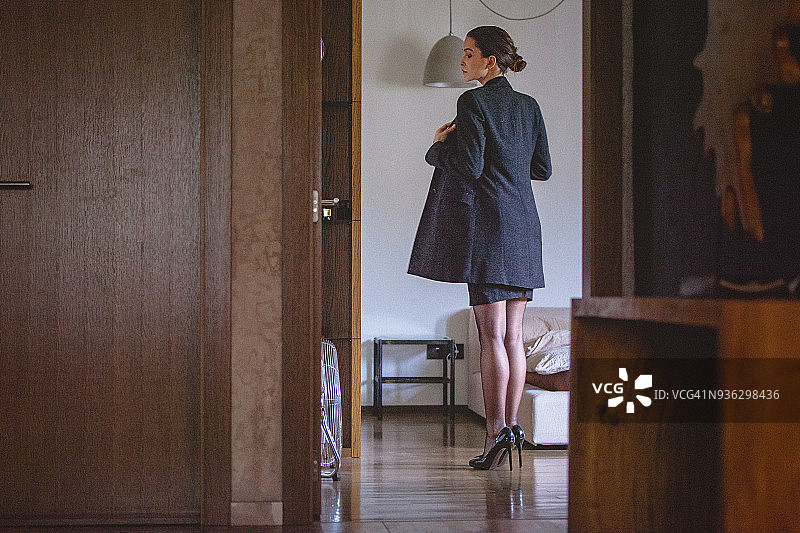 在家中穿衣准备上班的年轻女子 портрет图片素材